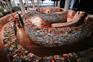 Illustration for article titled This is how you build a labyrinth out of 250,000 books